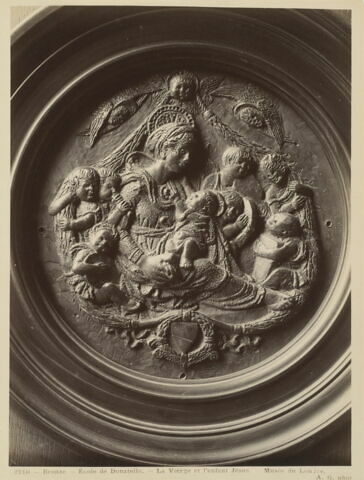 Médaillon : la Vierge à l'enfant, image 3/3