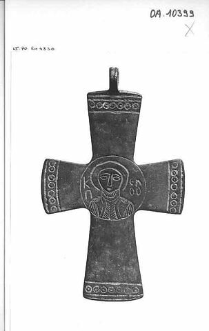 Petite croix personnage nimbé, gravé au centre, image 1/1