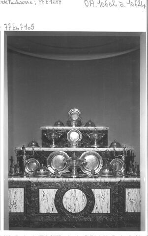 Grand plat rond du service du Roi d'Angleterre et de Hanovre George III, d'un ensemble de six (OA 10613 à OA 10618), image 2/3