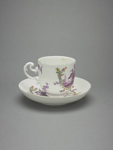 Tasse et soucoupe à personnages et putti sur fond blanc, image 2/8