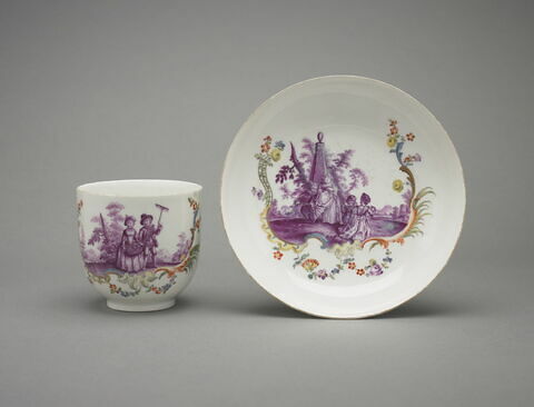 Tasse et soucoupe à personnages et putti sur fond blanc, image 3/8