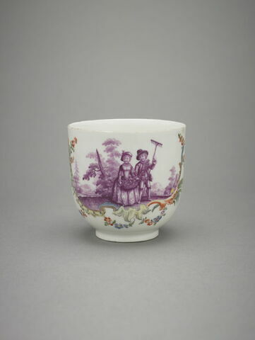 Tasse et soucoupe à personnages et putti sur fond blanc, image 5/8