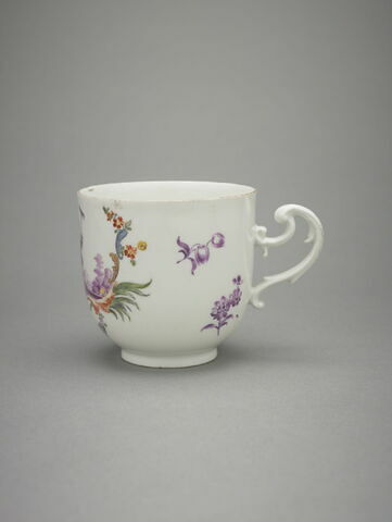 Tasse et soucoupe à personnages et putti sur fond blanc, image 6/8