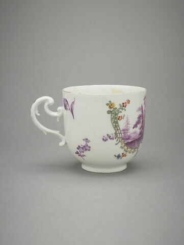 Tasse et soucoupe à personnages et putti sur fond blanc, image 7/8