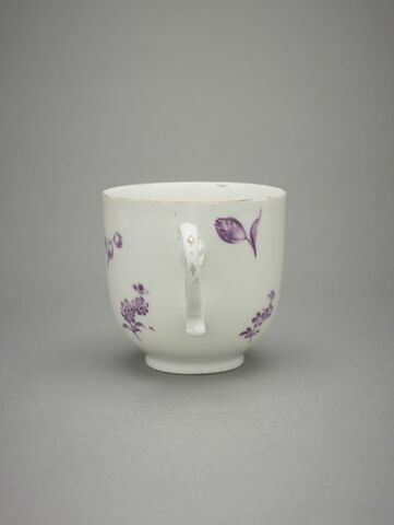 Tasse et soucoupe à personnages et putti sur fond blanc, image 8/8