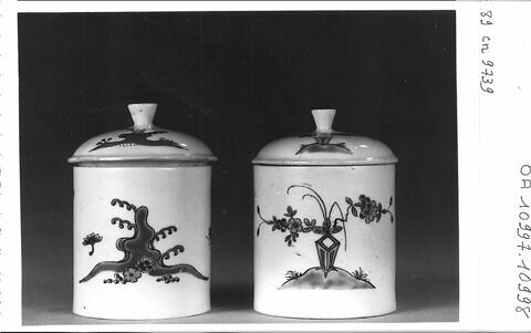 Petit pot couvert, d'une paire (OA 10998) à décor chinois