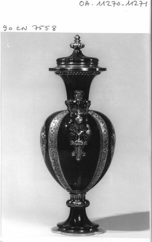 Vase à quatre lobes avec couvercle, d'une paire, image 4/8