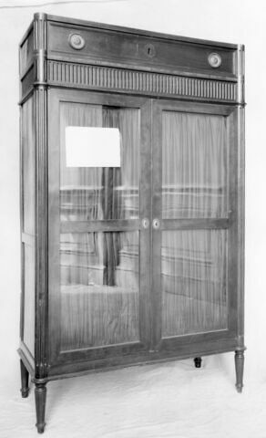 Bibliothèque d'acajou à deux vantaux garnis de vitres, image 13/13