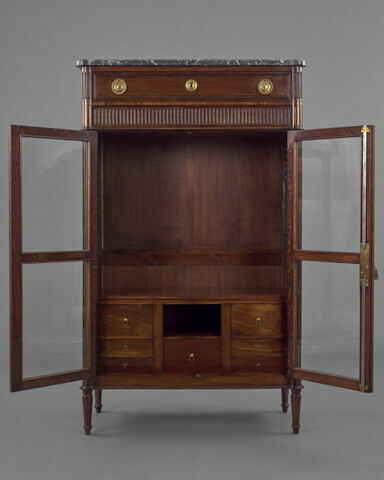 Bibliothèque d'acajou à deux vantaux garnis de vitres, image 10/13
