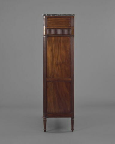 Bibliothèque d'acajou à deux vantaux garnis de vitres, image 11/13
