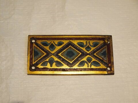 Plaquette rectangulaire : décorée d'un losange central émaillé et de deux demi-losanges bleu et vert sur fond réservé et doré ; bordure à filets d'émail rouge, image 2/4