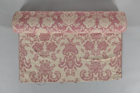 Tissu de lin à fond crème, décoré de vases et de fleurs stylisées roses