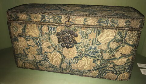 Coffre couvert en tapisserie au petit point, image 2/12