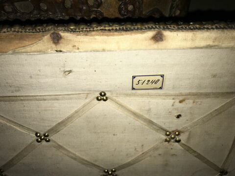 Coffre couvert en tapisserie au petit point, image 6/12
