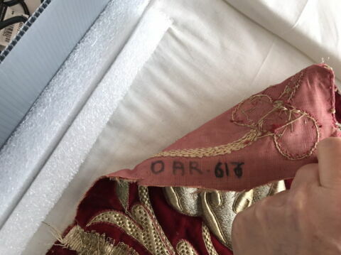 Fragment de parement d'autel, image 3/14