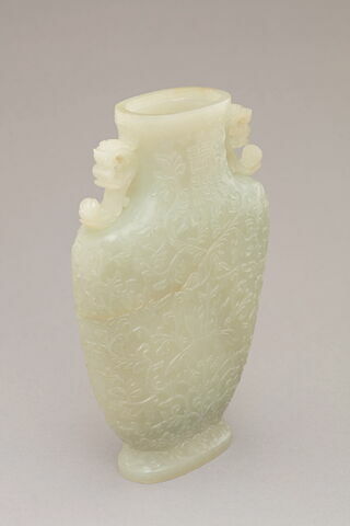 Vase plat en jade pâle