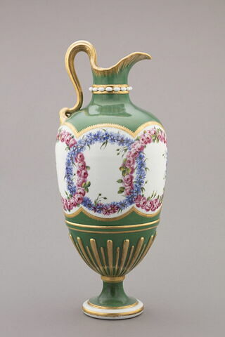 Vase en forme d'aiguière, d'une paire (R 487)