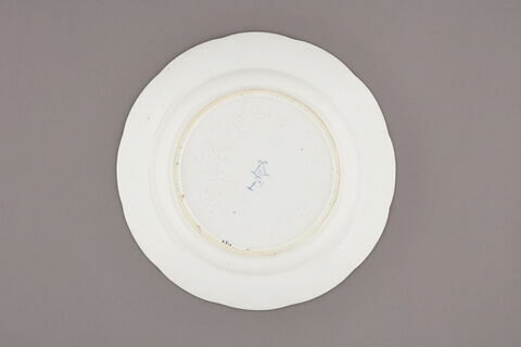 Assiette d'une série de quarante et une (R 510 à 549 bis); du service en pâte tendre blanche décorée de vases fleuris et d'amour en camaïeu rose et à bordure oeil de perdrix doré (R 489 à 549), image 2/4