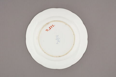 Assiette d'une série de quarante et une (R 510 à 549 bis); du service en pâte tendre blanche décorée de vases fleuris et d'amour en camaïeu rose et à bordure oeil de perdrix doré (R 489 à 549), image 2/4