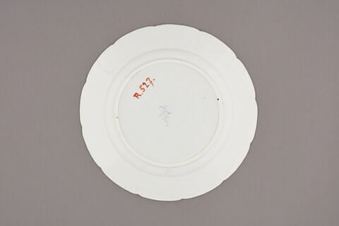 Assiette d'une série de quarante et une (R 510 à 549 bis); du service en pâte tendre blanche décorée de vases fleuris et d'amour en camaïeu rose et à bordure oeil de perdrix doré (R 489 à 549), image 2/3