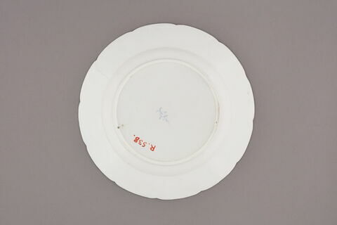 Assiette d'une série de quarante et une (R 510 à 549 bis); du service en pâte tendre blanche décorée de vases fleuris et d'amour en camaïeu rose et à bordure oeil de perdrix doré (R 489 à 549), image 2/3