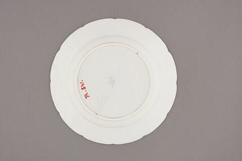 Assiette d'une série de quarante et une (R 510 à 549 bis); du service en pâte tendre blanche décorée de vases fleuris et d'amour en camaïeu rose et à bordure oeil de perdrix doré (R 489 à 549), image 2/3