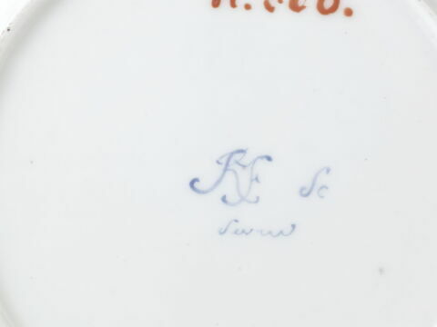 Assiette ronde, d'une série de soixante-neuf (R 596 à 664), d'un service de table (R 550 à 675), image 2/2