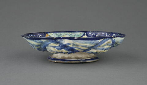 Coupe ronde godronnée : figure de femme à mi-corps, image 5/6