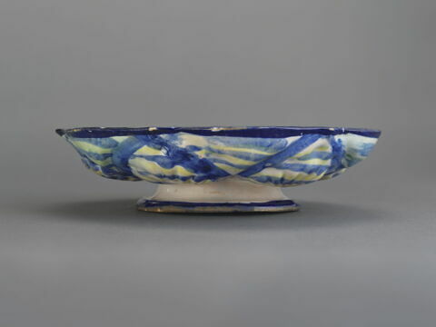 Coupe ronde godronnée : figure de femme à mi-corps, image 3/6