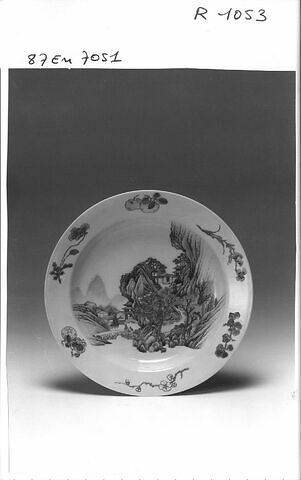 Assiette, porcelaine de Chine, coquille d'oeuf à revers rubis, image 1/1