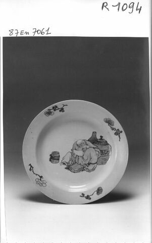 Assiette en porcelaine de Chine, revers rubis, image 1/1
