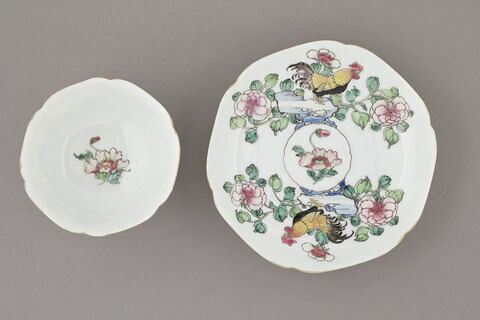 Tasse à thé à bord festonné et soucoupe., image 2/4