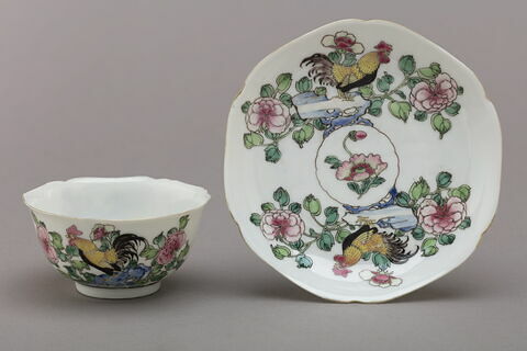 Tasse à thé à bord festonné et soucoupe., image 3/4