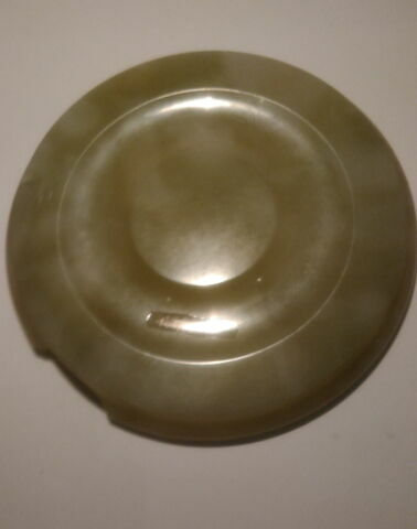 Socle cylindrique en jade, image 1/2