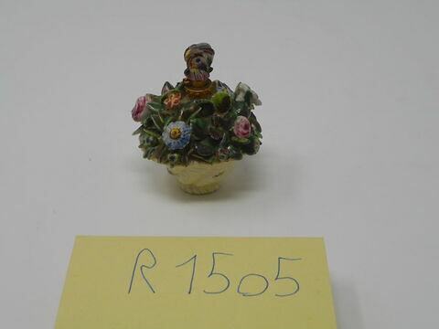 Flacon : une corbeille remplie de fleurs, image 3/3
