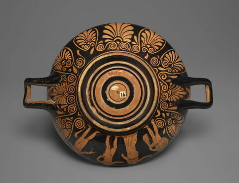 Skyphos : dauphin portant les armes d'Achille, image 2/2