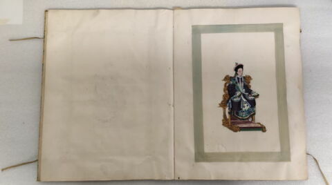 Album contenant douze dessins représentant des dignitaires dans de luxueux habits, image 9/31