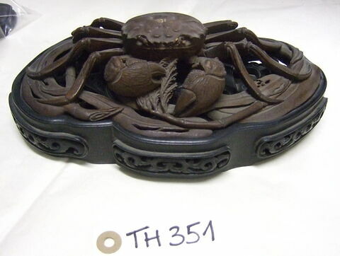 Crabe sur socle, en bois sculpté et incrusté, image 1/1