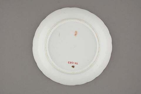 Compotier rond à bords festonnés et à côtes à l'intérieur, d'un ensemble de dix (TH 1354 à 1363), image 2/3