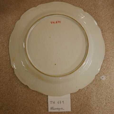 Assiette d'un ensemble de six (TH 671 à TH 676), image 2/2