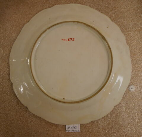 Assiette d'un ensemble de six (TH 671 à TH 676), image 2/2