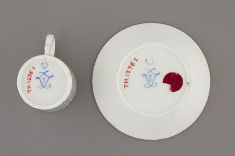 Tasse litron et sa soucoupe, d'une paire (voir TH 1277), image 2/3