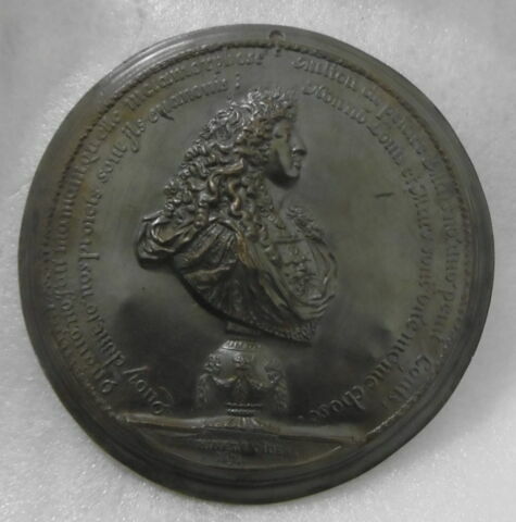 Médaillon : Buste de Louis XIV
