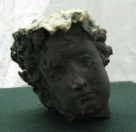 Fragment de statuette : tête d'éphèbe