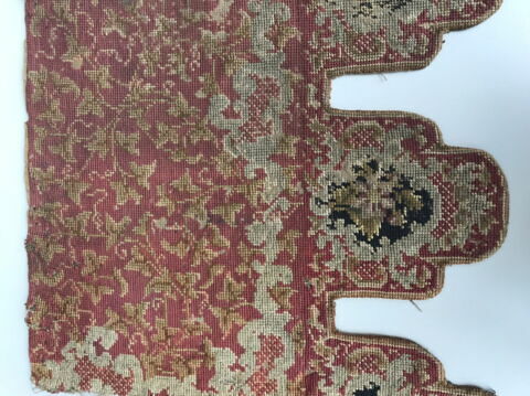 Lambrequin au petit point à décor floral sur fond rouge, image 2/3