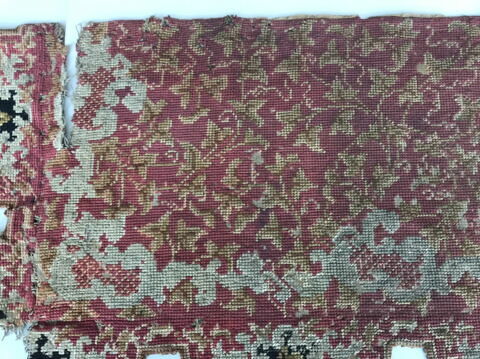 Lambrequin au petit point à décor floral sur fond rouge, image 3/3