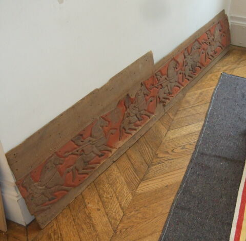 Frise de cavaliers sculptés, image 2/2