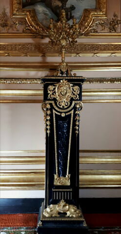 Gaine de style Louis XIV.