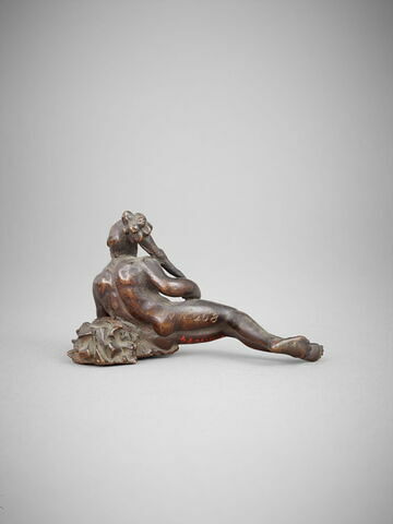 Statuette : vieillard nu allongé, appuyé sur un rocher, image 3/3