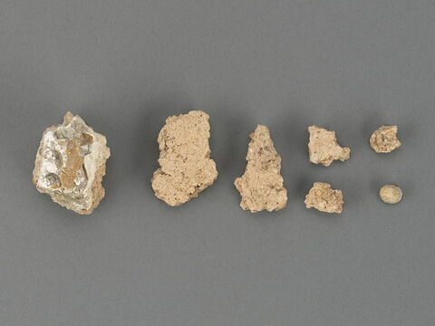 Sept fragments d'enduits muraux, image 1/1